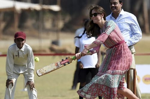 Η Κέιτ Μίντλετον παίζει κρίκετ με παιδιά στην Ινδία με φόρεμα που έγινε ήδη sold out