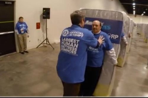 1.200 άτομα έσπασαν το ρεκόρ Γκίνες με τον πιο πρωτότυπο τρόπο. Δείτε πώς. 