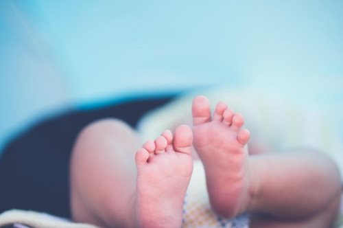 Ιατρικό θαύμα: 44χρονη μετά από εγκεφαλική αιμορραγία σε κώμα γέννησε δύο υγιέστατα αγοράκια