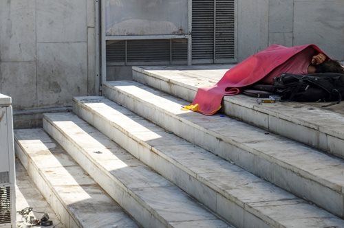 Κάτω από το όριο της φτώχειας ή κάτω από το όριο της αξιοπρέπειας;