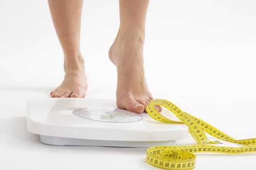 Απότομη αλλαγή βάρους: Γιατί ανεβαίνει και κατεβαίνει γρήγορα η ζυγαριά;