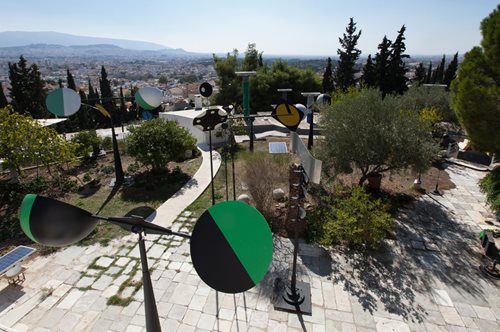 Θα ατενίζουν από ψηλά την Αθήνα: 46 γλυπτά του Takis σε νέα υπαίθρια έκθεση στο ΚΠΙΣΝ