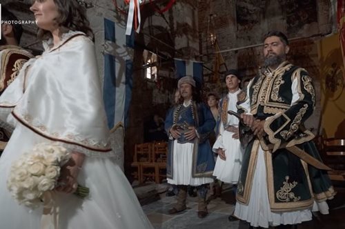 Σαν ταινία μικρού μήκους: Viral γάμος στα Τρίκαλα αναβίωσε την εποχή της Ελληνικής Επανάστασης