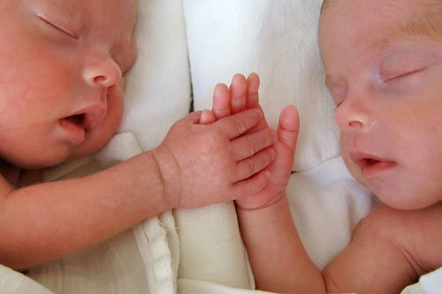 «Η μαμά μου λίγο πριν πεθάνει μού είπε ότι είμαι έγκυος»: Απέκτησε δίδυμα αφού είχε χάσει 12 μωρά