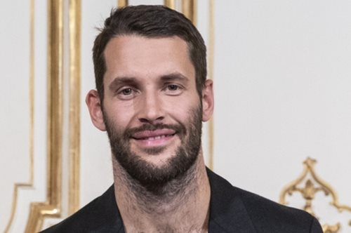 Simon Porte Jacquemus | Ο Γάλλος σχεδιαστής βρίσκεται στην Ελλάδα, απολαμβάνοντας τις διακοπές του