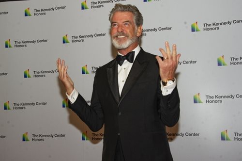 Ο 20χρονος γιος του Πιρς Μπρόσναν, Πάρις, είναι μοντέλο και έχει κάτι από τη γοητεία του πατέρα του