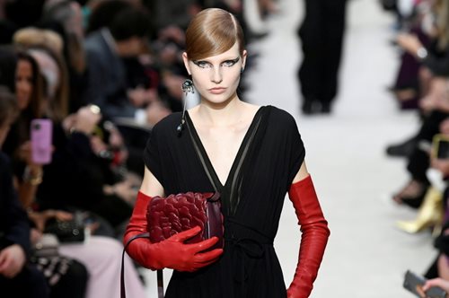 Αυτό το αξεσουάρ είναι ο ένας και μοναδικός τρόπος να φορέσεις κομψά φόρεμα με ανοιχτή πλάτη