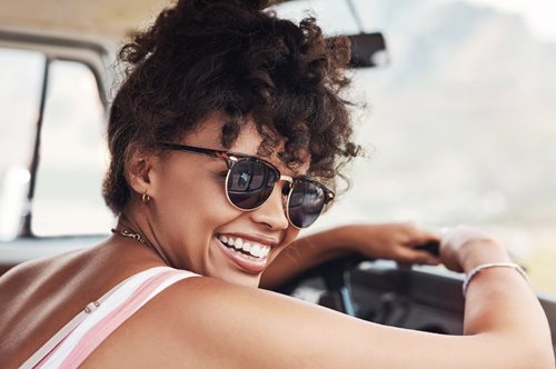 5 ζευγάρια γυαλιά ηλίου που δεν φεύγουν ποτέ από τη μόδα