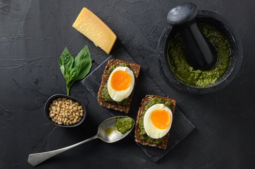 Pesto eggs: Η νέα συνταγή που σίγουρα θα λατρέψεις