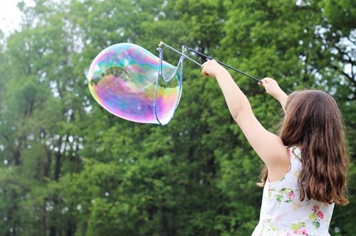 «Γιατί δεν χρειάζεται να σχολιάζουμε ή να επιδοκιμάζουμε ένα παιδί ενώ παίζει»