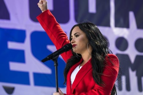 H Nτέμι Λοβάτο κάνει coming out ως «non binary» και εξηγεί τους λόγους της απόφασής της