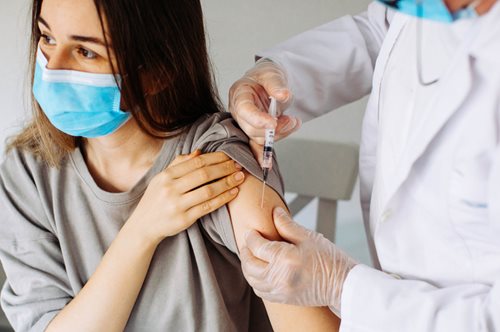 Τι να ΜΗΝ κάνεις πριν και μετά το εμβόλιο για τον κορονοϊό