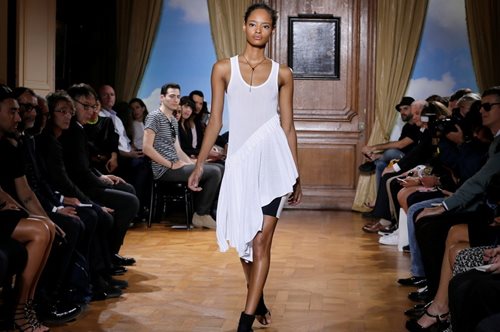 Είναι επίσημο: Βρήκαμε το οικονομικό φόρεμα μέσα στο οποίο θέλουμε να περάσουμε το φετινό καλοκαίρι