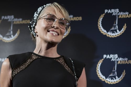 Σάρον Στόουν: Η εντυπωσιακή εμφάνιση με εφαρμοστό nude φόρεμα