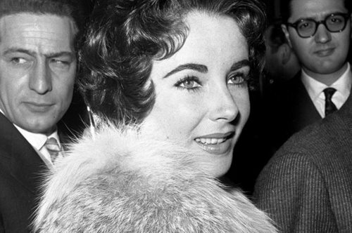 6 διάσημες γυναίκες που έκαναν πρόταση γάμου στους συντρόφους τους