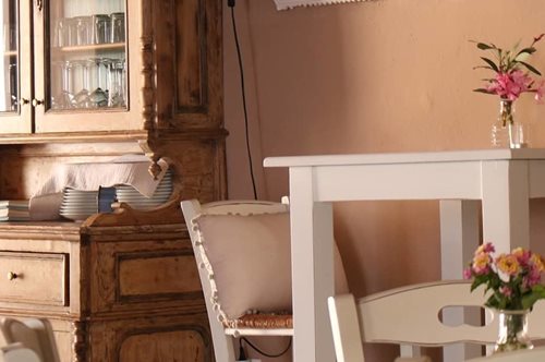 Λευκά τραπεζάκια και βουκαμβίλιες σε αυλή του 1926: Το εστιατόριο του Τζιοβάνι στη Ρόδο