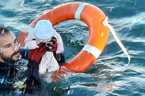 Μωρό άσπρο σαν πανί ανασύρεται από τη Μεσόγειο: Νέα φωτογραφία-σύμβολο του μεταναστευτικού δράματος