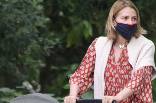 Τζένη Μπαλατσινού: Ποζάρει δίπλα στην πισίνα με τον νεογέννητο γιο της