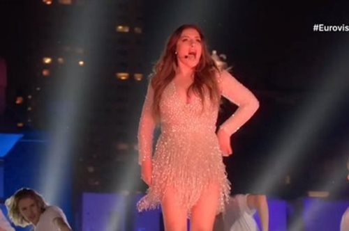 «Με τα πολλά που διάβασα, έβαλα να δω το βίντεο της “χοντρής και γερασμένης” Έλενας Παπαρίζου»