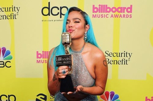 Με μια αποκαλυπτική δημιουργία Celia Kritharioti η λάτιν σούπερ σταρ, Karol G, έλαμψε στα Billboard 