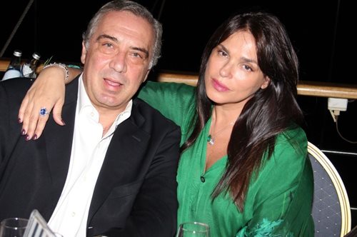 H Σήλια Κριθαριώτη ποζάρει με μαγιό και γιορτάζει 26 χρόνια γάμου