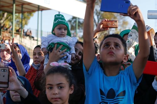 «Η ζωή και η αγάπη συνεχίζονται»: Το πάρτι γενεθλίων ενός μικρού αγοριού στα συντρίμμια της Γάζας