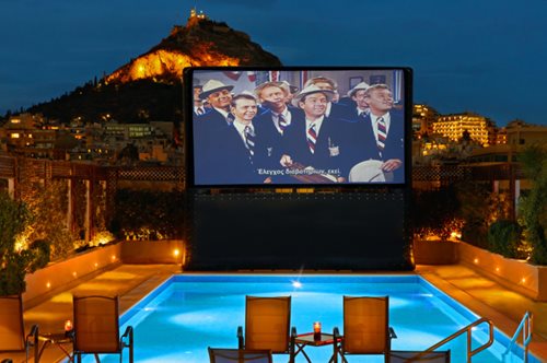 Θερινό σινεμά και finger food δίπλα στην πισίνα: Στον 7ο όροφο του Μεγάλη Βρεταννία