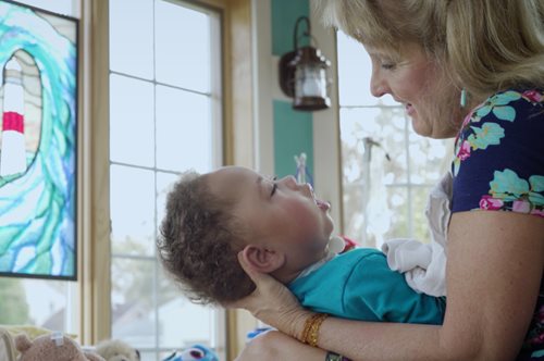 Ζευγάρι φροντίζει παιδιά με ασθένειες σε τερματικό στάδιο τα οποία εγκαταλείπουν οι γονείς τους