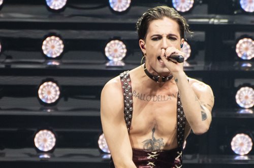 Damiano David: Το υπέροχο κυκλαδίτικο σπίτι που έμεινε στην Αστυπάλαια - Οι ξαπλώστρες στην ταράτσα 