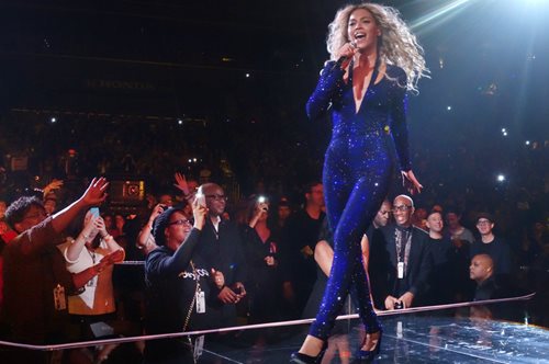 H Beyonce γίνεται κούκλα με το jumpsuit που σχεδίασε για εκείνη ο Vrettos Vrettakos