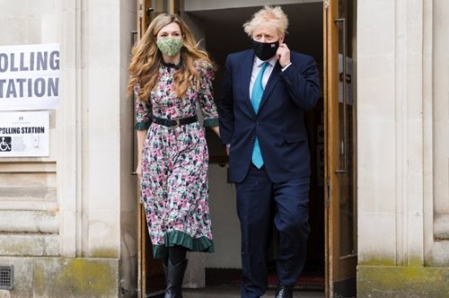 Ο Έλληνας σχεδιαστής που υπέγραψε το πανέμορφο νυφικό της συντρόφου του Μπόρις Τζόνσον