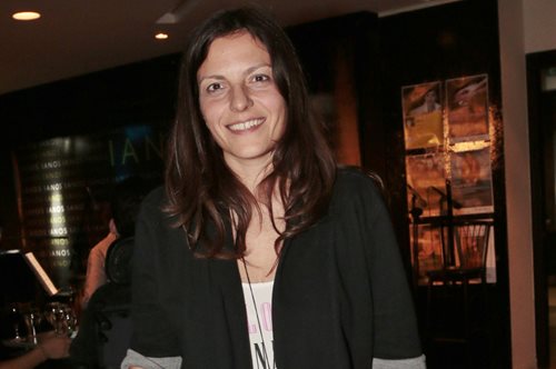 «Άρχισε να μουδιάζει το χέρι μου»: Η ζωή της Ελεάνας Βραχάλη με σκλήρυνση κατά πλάκας