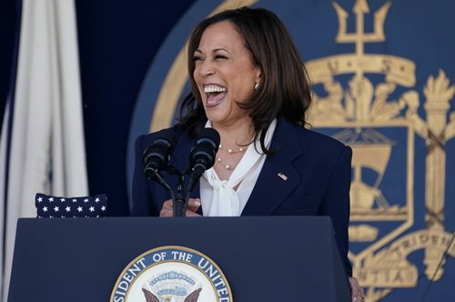 Sneakers, ενσυναίσθηση και οι θάνατοι που τη σημάδεψαν: Η πολλαπλά αντισυμβατική Κάμαλα Χάρις