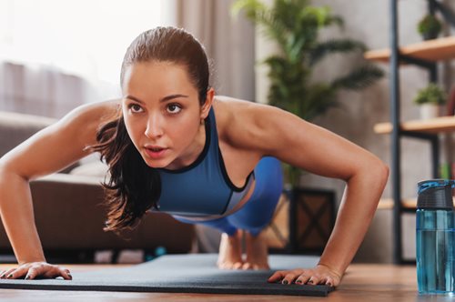 Η viral άσκηση που υπόσχεται 100% αποτελεσματικότητα στη μείωση του κοιλιακού λίπους