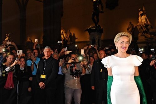 Όταν η Σάρον Στόουν φωτογραφήθηκε μαζί με τη Μιμή Ντενίση: Σπάνιο στιγμιότυπο της κοσμικής Αθήνας