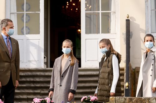 Υπέροχο και οικονομικό: Το φόρεμα από τα Mango που φόρεσε η πριγκίπισσα Σοφία κοντεύει να ξεπουλήσει