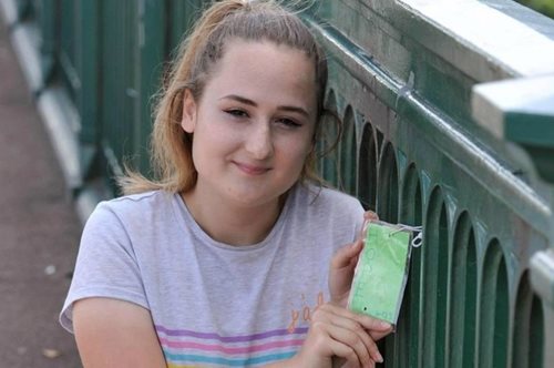 18χρονη έσωσε ζωές κολλώντας σημειώματα αισιοδοξίας σε γέφυρα που επέλεγαν επίδοξοι αυτόχειρες