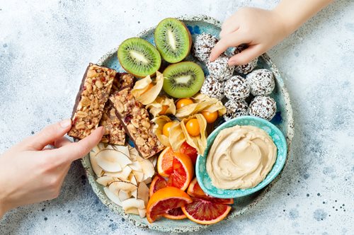 10 ιδέες για θρεπτικά σνακ έως 200 θερμίδες με πρωτεΐνη, υδατάνθρακα και λιπαρά σε τέλεια αναλογία