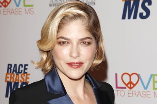 Η Σέλμα Μπλερ χορεύει μπαλέτο με αφορμή την Παγκόσμια Ημέρα Πολλαπλής Σκλήρυνσης