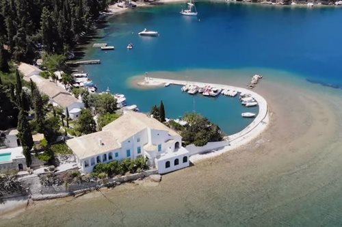 Στον παράδεισο των Ντάρελ: Ο άγνωστος πανέμορφος κολπίσκος με τα πολυτελή σκάφη, σε σχήμα πετάλου