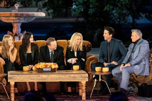 5 εκατομμύρια likes και συνεχίζει: Η σέλφι της Τζένιφερ Άνιστον μαζί με τα υπόλοιπα «Φιλαράκια»