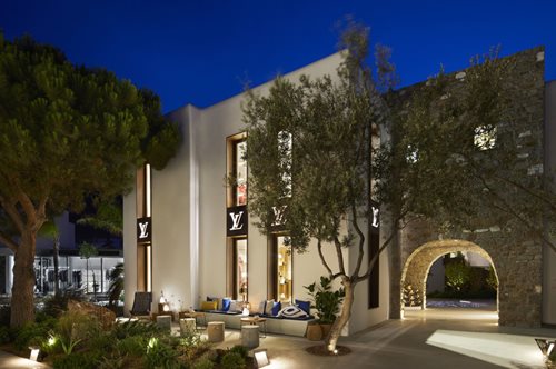 Ο οίκος Louis Vuitton δίνει δυναμικό παρών και αυτό το καλοκαίρι στη Μύκονο