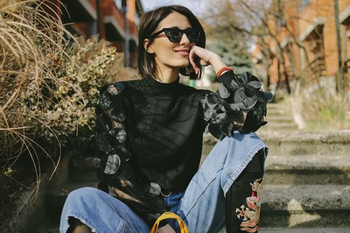 Κάνουν το πόδι ψηλό και λεπτό: Τα ιδανικά παπούτσια για να φορέσεις με μίντι φούστα