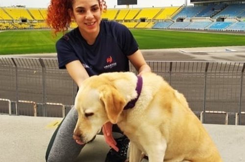 «Η εικόνα ενός τυφλού με σκύλο οδηγό ανατρέπει τα στερεότυπα»: Η πλούσια ζωή της Εύης με την Κρύσταλ