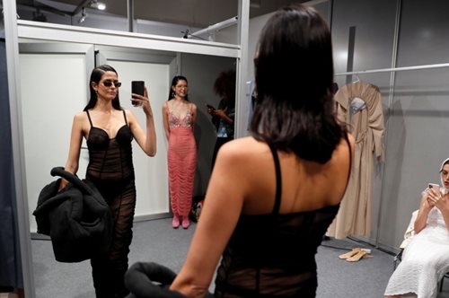 Αυτό το καλοκαιρινό παντελόνι θα αντικαταστήσει φέτος τις μίντι και μάξι φούστες μου