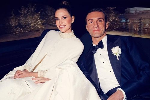 Σφιχτή αγκαλιά: Η Ντάσα Ζούκοβα αποκάλυψε την πρώτη φωτογραφία του μωρού της με τον Σταύρο Νιάρχο