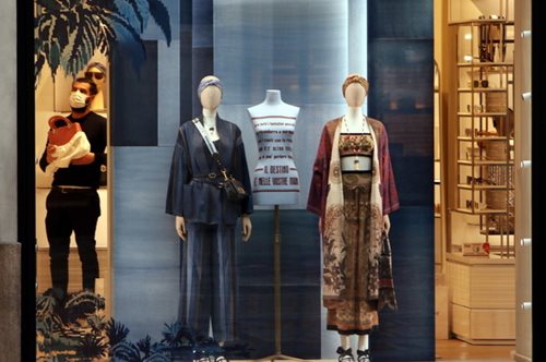 Τι επιτρέπεται, τι απαγορεύεται και πόσο θα κοστίσει στον Dior η φωτογράφηση στην Αθήνα