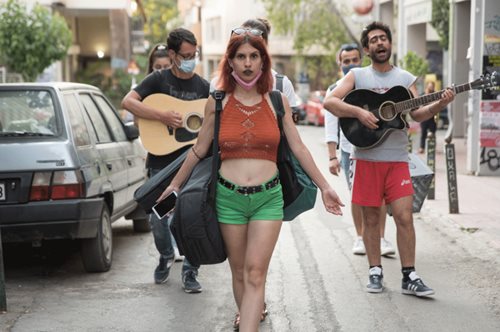 Η Αθήνα αλλιώς: Καλλιτέχνες και φιλότεχνοι μας ξεναγούν στα Εξάρχεια με τραγούδια και περφόρμανς