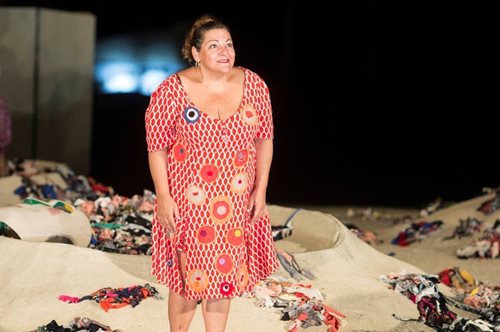 «Όταν δεν ξέρεις να κάνεις ρετούς, κάνεις την χαριτωμένη»: Η φωτό της Βίκυς Σταυροπούλου με μαγιό