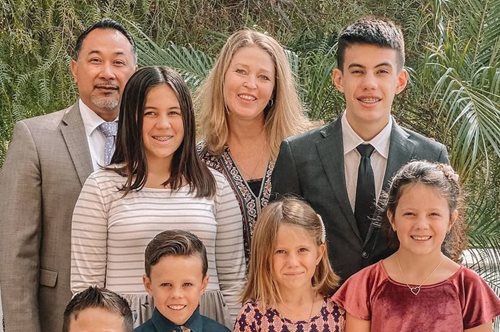 Ζευγάρι, μετά την ενηλικίωση των παιδιών του, υιοθετεί 7 αδερφάκια που έμειναν ορφανά σε τροχαίο